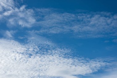 Arka plan kullanımı için mavi gökyüzü ve beyaz bulutun gündüz görüntüsü. (yatay)).