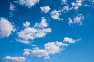 Arka plan kullanımı için mavi gökyüzü ve beyaz bulutun gündüz görüntüsü. (dikey)