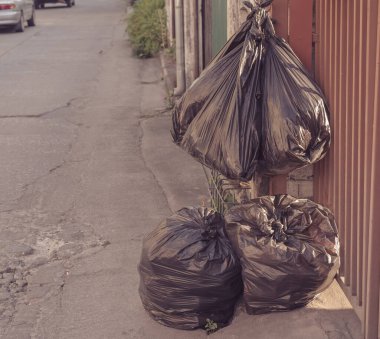 Sokaktaki siyah çöp torbası görüntüsü.