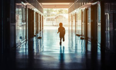 Okul koridorunda koşan çocukların klasik ton silüeti..