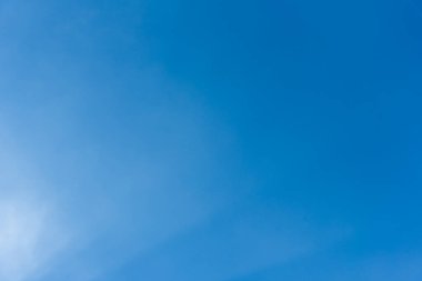 Arkaplan kullanımı için açık mavi gökyüzü ve beyaz bulutların gündüz görüntüsü.