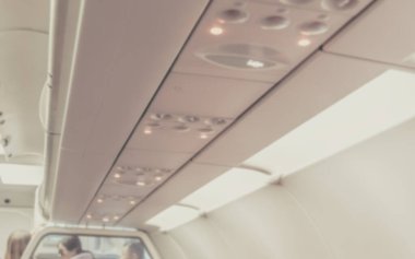 İnsanlarla birlikte uçağın içindeki bulanık görüntü..