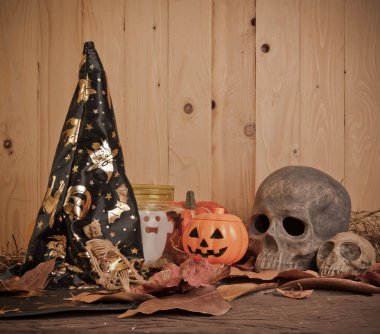 Cadılar Bayramı balkabağının klasik ton görüntüsü ahşap zeminli ahşap masa üzerindeki her türlü süs.