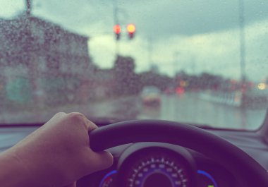 Akşam vakti araba kullanan insanların arka planda kullanmak için camlarında yağmur damlası olan klasik ton bulanık görüntüsü. (içeriden fotoğraf çek)