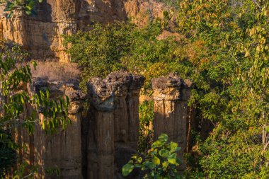 Chiang Mai, Tayland 'daki Mae Wang Ulusal Parkı' ndaki Pha Chor 'daki yüksek toprak kanyon kayalıkları..