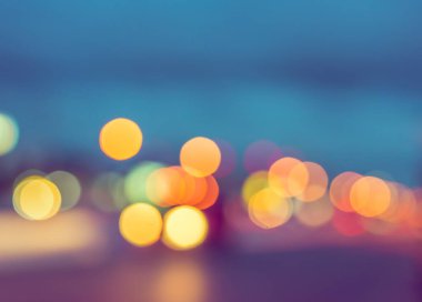 Arka plan kullanımı için akşam vakti yolda bulanık arabanın klasik ton görüntüsü. (yatay))