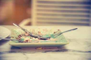 Tabakta kaşıkla bırakılmış küçük bir pastanın klasik ton görüntüsü.