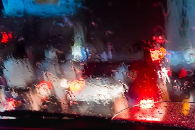 Arka plan kullanımı için gece vakti araba kullanan insanların görüntüsü. (İçeriden fotoğraf çek ön arabanın ön camına odaklan)