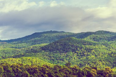 Gündüz arkaplanda dağ ve mavi gökyüzünün klasik ton görüntüsü.