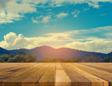 Ahşap masa ve arka planda yeşil ormanın bulanık görüntüsü .