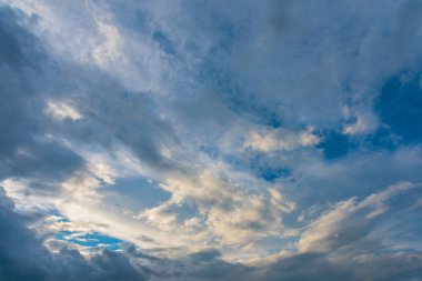 Arka plan kullanımı için mavi gökyüzü ve beyaz bulutun gündüz görüntüsü. (yatay)).