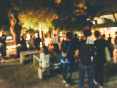 Soyut bulanık insanların gece vakti arka plan kullanımı için yol boyunca yürüdükleri görüntü. (Klasik ton))