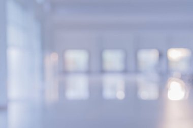arkaplan kullanımı için penceresi ve bokeh olan bulanık odanın resmi.