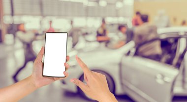 Garajda araba tamir eden akıllı telefon ve bulanık teknisyen resmi var..