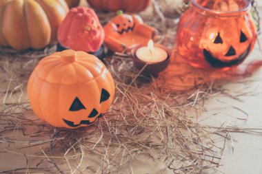 Cadılar Bayramı balkabağı ve ahşap zeminli ahşap masa üzerindeki çeşitli süslemelerin klasik ton görüntüsü.