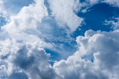 arkaplan kullanımı için mavi gökyüzü ve beyaz bulutların gündüz görüntüsü.