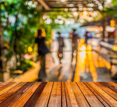 Arka planda insanlar olan bulanık görüntü ürkütücü koridor.