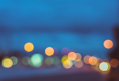 Arka plan kullanımı için akşam vakti yolda bulanık arabanın klasik ton görüntüsü. (yatay))