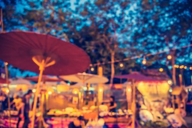 Arka plan kullanımı için Bokeh ile bahçede gündüz festivalinin soyut bulanık görüntüsü. (Klasik ton))
