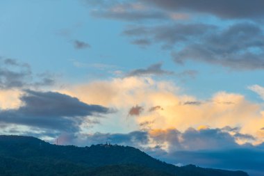Mavi gökyüzünün ve arkadaki dağın görüntüsü Doi Suthep Chiang Mai, Tayland.