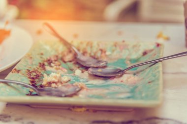 Tabakta kaşıkla bırakılmış küçük bir pastanın klasik ton görüntüsü.