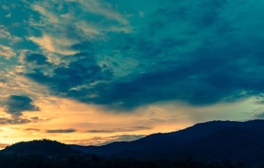 Arka planda dağ ve günbatımı görüntüsü var. (Klasik ton))