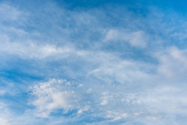 Arka plan kullanımı için mavi gökyüzü ve beyaz bulutun gündüz görüntüsü. (yatay)).