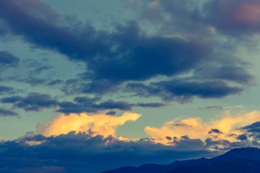Doi Suthep Chiang Mai, Tayland 'da mavi gökyüzü ve dağın klasik ton görüntüsü.