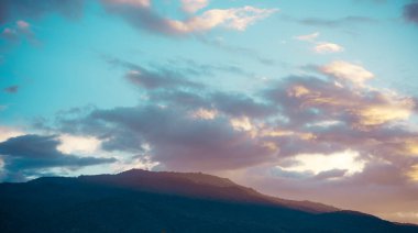 Doi Suthep Chiang Mai, Tayland 'da mavi gökyüzü ve dağın klasik ton görüntüsü.