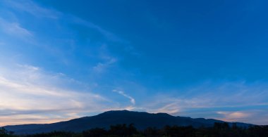 Doi Suthep Chiang Mai, Tayland 'da arka planda güzel bir gün ve dağın klasik tondaki görüntüsü..