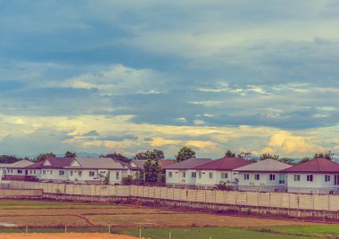 Villadaki evin resmi ve arkaplan kullanımı için bulutlu mavi gökyüzü