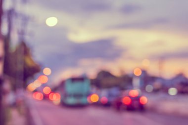 Arka plan kullanımı için gece yolda bulanık arabanın klasik ton görüntüsü. (yatay))