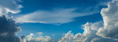 arkaplan kullanımı için beyaz bulutlu mavi gökyüzünün panorama resmi .