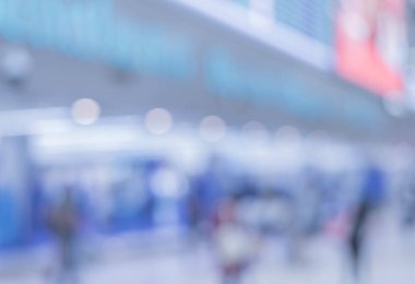 Arka plan kullanımı için havaalanındaki insanların bulanık görüntüsü.