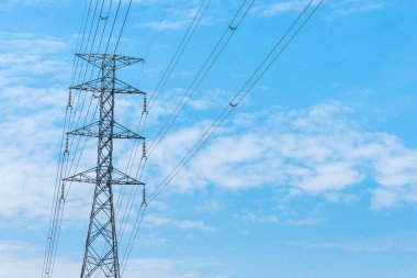 Yüksek voltajlı elektrik kablosu mavi gökyüzü ve beyaz bulut arkaplanı .