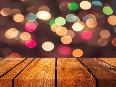 Ahşap masa resmi ve renkli Noel ışıkları ile bulanık bokeh arkaplan .