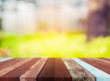 Boş ahşap masa ve klasik ton kahve dükkanının arka planını bulanıklaştırdı .