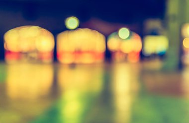 Alışveriş caddesinde klasik tonda yürüyen insanların soyut bulanık görüntüsü. Arka plan kullanımına bak..