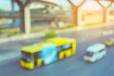 Arka plan kullanımı için akşam yoldaki bulanık otobüsün klasik ton görüntüsü .