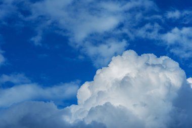 Arka plan kullanımı için mavi gökyüzü ve beyaz bulutun gündüz görüntüsü. (yatay)).