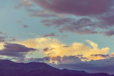 Doi Suthep Chiang Mai, Tayland 'da mavi gökyüzü ve dağın klasik ton görüntüsü.