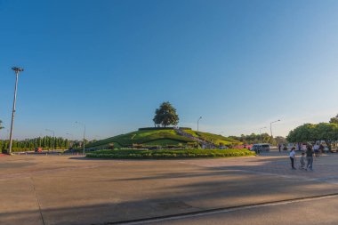 CHIANG MAI, THAILAND - 15 Ocak 2017 altın duş ağacı ve taş merdivenlerden yapılmış Kraliyet Parkı Rajapruek, Chiang Mai Tayland. 15 Ocak 2017, Chiang Mai, Tayland.