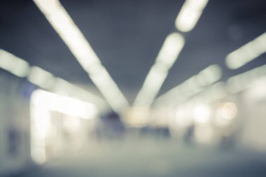 Klasik ton, arka plan kullanımı için havaalanında koridorda yürüyen insanların görüntüsünü bulanıklaştırdı .
