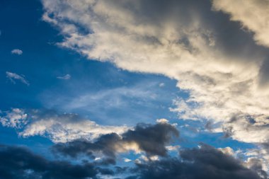 Arka plan kullanımı için mavi gökyüzü ve beyaz bulutun gündüz görüntüsü. (yatay)).