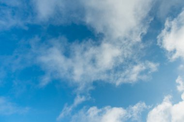 Arka plan kullanımı için mavi gökyüzü ve beyaz bulutun gündüz görüntüsü. (yatay)).