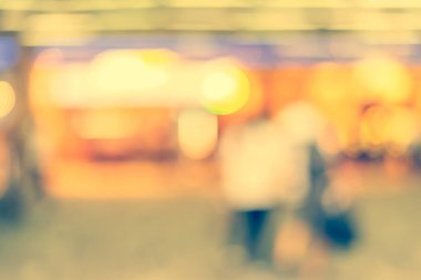 Bulanık alışveriş merkezinin ve insanların klasik ton görüntüsü .