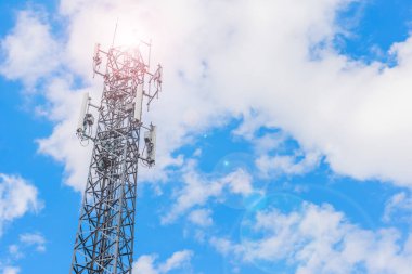 Mavi gökyüzü ile Tele-radyo kulesinin görüntüsü .