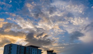 Gündüz vakti arka plan kullanımı için güzel mavi gökyüzüne sahip modern lüks daireler (apartman dairesi).