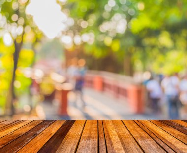 Arka plan kullanımı için Bokeh ile parkta yürüyen insanların bulanık görüntüsü .