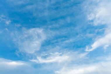 Arka plan kullanımı için mavi gökyüzü ve beyaz bulutun gündüz görüntüsü. (yatay)).